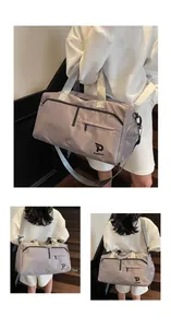Detalle del bolso deportivo gris púrpura de nailon resistente al agua con correa ajustable