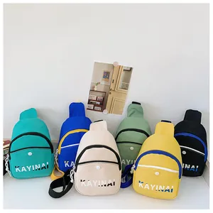 Vue détaillée de petits sacs bandoulière en toile colorée avec motifs de lettres