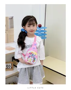 Detailansicht der rosa Einhorn-Kindertasche mit goldener Krone und Regenbogenflügeln