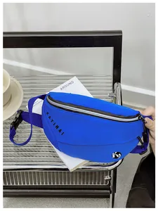 Detail van de felblauwe nylon sportheuptas met verstelbare riem en merklogo
