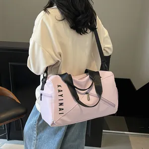 Bolso de viaje lavanda con logo KAYINAI cruzado para el deporte y el fitness