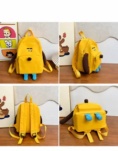 Vista dettagliata da quattro angoli di uno zaino giallo per bambini con design a cane
