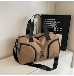 Dettaglio della borsa sportiva kaki con tessuto in nylon e manici neri rinforzati