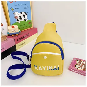 Détail du sac bandoulière jaune avec sangles bleues et lettrage design KAYINAI