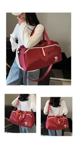 Primer plano de bolsa deportiva roja con rayas blancas y correa ajustable