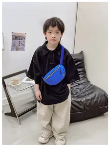 Detailopname van een blauwe crossbodytas voor kinderen met logo in een stijlvol huis