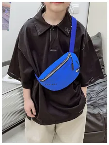 Detail van de felblauwe sport-heuptas voor kinderen met zwart logo en verstelbare riem