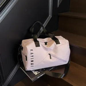 Vista de detalle del bolso de viaje lila con correa ajustable y múltiples bolsillos con cremallera
