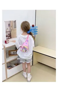 Rosa-lila Farbverlauf Kinder-Brusttasche mit Einhorn-Motiv an einem Kindermodel gezeigt