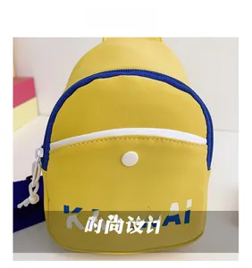 Vue détaillée du mini sac bandoulière jaune avec fermeture éclair bleue et logo