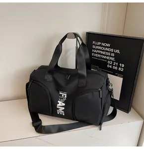 Dettaglio della borsa sportiva nera con tessuto in nylon resistente e logo stampato