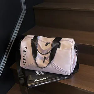 Vista detallada del bolso de viaje lavanda con correa sobre una escalera de madera