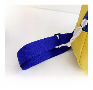Détail de la sacoche avec bandoulière tissée bleue et tissu jaune vif pour garçons
