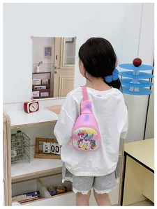 Rosa Einhorn Umhängetasche für Kinder getragen von einem Modell im hellen Innenraum