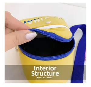 Détail de la fermeture éclair bleue et doublure intérieure noire du sac bandoulière jaune