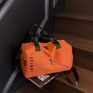 Bolsa de deporte naranja con separación seco-húmedo y correa negra en escaleras de madera