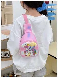 Rückansicht eines Kindes mit einer rosa Einhorn-Brusttasche und verstellbarem Riemen
