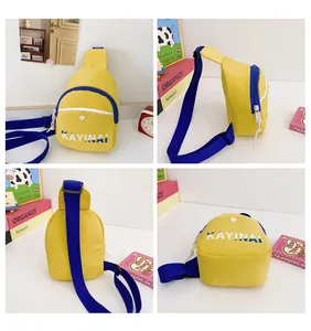 Vue détaillée d'un mini sac bandoulière jaune avec bandoulière bleue réglable
