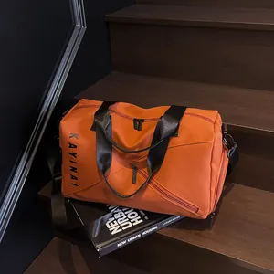 Bolsa deportiva naranja con compartimento para zapatos en escalera urbana