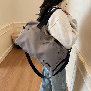 Detail van grijze reistas met apart schoenenvak en duurzame nylon stof voor fitness