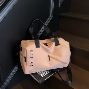 Detalle del bolso de viaje de nailon impermeable con texto de marca en escaleras