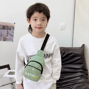 Sac bandoulière vert clair pour garçon avec imprimé lettres et double fermeture éclair