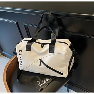 Detalle de bolsa de viaje blanca con separación seco-húmedo y correa ajustable negra