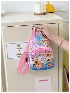 Détail du sac bandoulière capybara mignon avec sangle rose réglable et fermeture