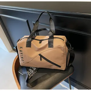 Detalle de la bolsa de viaje caqui con tejido resistente y logotipo de marca lateral