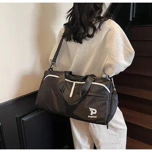 Detalle de bolsa deportiva de nailon impermeable con logo Kayinai y correa ajustable