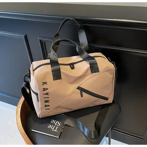 Detalle de la bolsa de fitness caqui con tela impermeable y asas de nailon negro