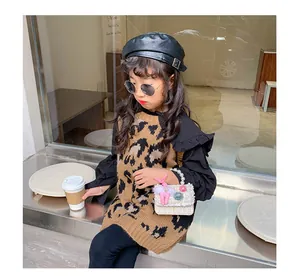 Tenue élégante pour fille avec gilet léopard et petit sac à main blanc à anse en perle