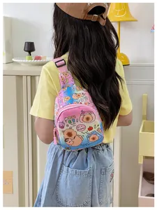 Fille portant un sac bandoulière mignon dégradé capybara avec sangle rose ajustable