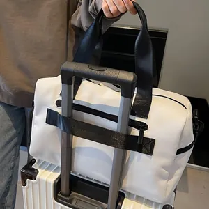 Borsa fitness impermeabile versatile con fascia per trolley sulla valigia