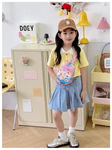 Détail du sac bandoulière rose pour enfant avec imprimé capybara coloré sur sangle