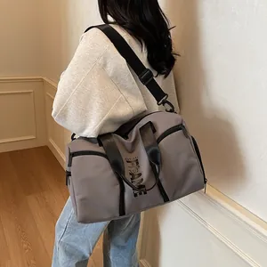 Borsa sportiva da yoga grigio scuro versatile con stampa di lettere e tracolla regolabile