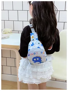 Nahaufnahme der blauen Kinder-Umhängetasche mit Dinosaurier-Print und grauem Gurt