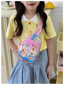 Sac de poitrine ours de dessin animé rose pour enfants porté par une fillette