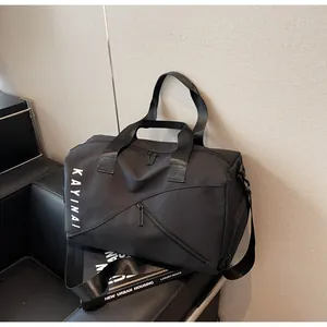 Detalle macro de la bolsa de viaje negra con cremallera diagonal y correa ajustable