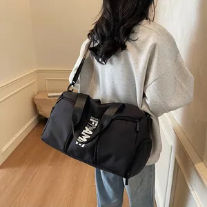 Grande borsa sportiva nera in nylon con tracolla regolabile e stampa frame