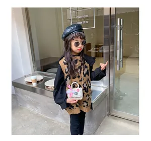 Tenue fille avec gilet léopard et petit sac à main blanc à anse en perles et charme de lapin