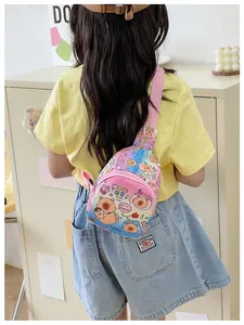 Détail du sac bandoulière enfant avec imprimé capybara et sangle rose réglable