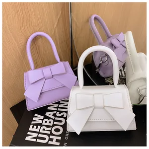 Detail van elegante mini crossbodytassen met strikontwerp in paars en wit PU-leder luxe