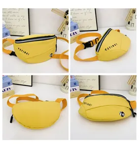 Detailweergave van de gele nylon crossbody tas met verstelbare riem en logo