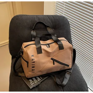 Detalle macro de bolsa de viaje caqui en silla de pana con bolsillos funcionales