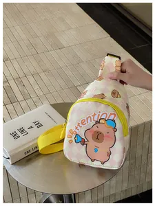 Détail du sac de poitrine enfant à damier rose capybara avec sangles jaunes et texte Attention