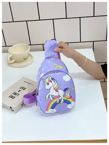 Detail der lila Einhorn Umhängetasche für Kinder mit verstellbarem Gurt und Regenbogen-Print