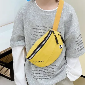 Opvallende gele crossbody tas voor kinderen met verstelbare riem en ritssluiting