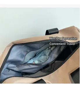 Λεπτομέρεια της αδιάβροχης θήκης διαχωρισμού στεγνού-υγρού στην τσάντα γυμναστηρίου