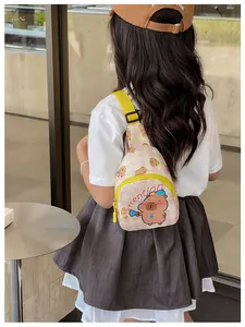 Sac de poitrine enfant avec motif capybara et sangle jaune réglable en extérieur